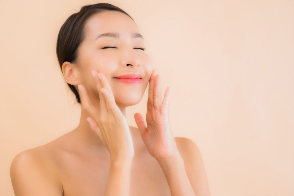 Massage mặt trẻ hóa làn da Hàn Quốc làm mờ vết chân chim